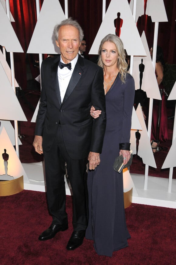Clint Eastwood et sa compagne Christina Sandera - People à la 87ème cérémonie des Oscars à Hollywood, le 22 février 2015.