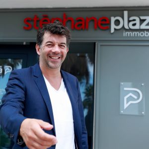 Exclusif - Stéphane Plaza pose devant sa nouvelle agence immobilière à Six Fours, le 1er août 2015.