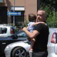 Exclusif - Eros Ramazotti avec sa femme Marica Pellegrinelli et leur fils Gabrio Tullio vont déjeuner au restaurant "Ribot" pour célébrer leur 2 ans de mariage. Milan, le 23 juin 2016.