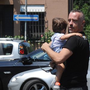 Exclusif - Eros Ramazotti avec sa femme Marica Pellegrinelli et leur fils Gabrio Tullio vont déjeuner au restaurant "Ribot" pour célébrer leur 2 ans de mariage. Milan, le 23 juin 2016.