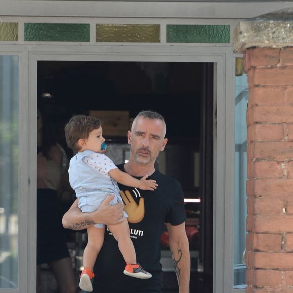 Exclusif - Eros Ramazotti avec sa femme Marica Pellegrinelli et leur fils Gabrio Tullio vont déjeuner au restaurant "Ribot" pour célébrer leur 2 ans de mariage. Milan, le 23 juin 2016.