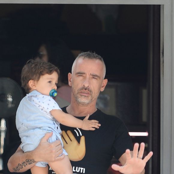 Exclusif - Eros Ramazotti avec sa femme Marica Pellegrinelli et leur fils Gabrio Tullio vont déjeuner au restaurant "Ribot" pour célébrer leur 2 ans de mariage. Milan, le 23 juin 2016.