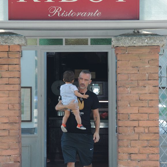 Exclusif - Eros Ramazotti avec sa femme Marica Pellegrinelli et leur fils Gabrio Tullio vont déjeuner au restaurant "Ribot" pour célébrer leur 2 ans de mariage. Milan, le 23 juin 2016.