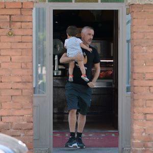 Exclusif - Eros Ramazotti avec sa femme Marica Pellegrinelli et leur fils Gabrio Tullio vont déjeuner au restaurant "Ribot" pour célébrer leur 2 ans de mariage. Milan, le 23 juin 2016.