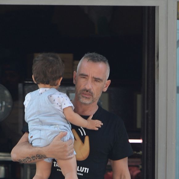 Exclusif - Eros Ramazotti avec sa femme Marica Pellegrinelli et leur fils Gabrio Tullio vont déjeuner au restaurant "Ribot" pour célébrer leur 2 ans de mariage. Milan, le 23 juin 2016.