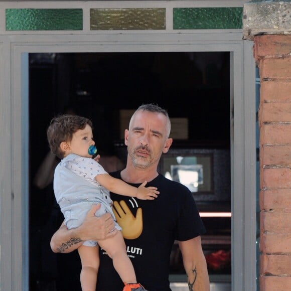 Exclusif - Eros Ramazotti avec sa femme Marica Pellegrinelli et leur fils Gabrio Tullio vont déjeuner au restaurant "Ribot" pour célébrer leur 2 ans de mariage. Milan, le 23 juin 2016.