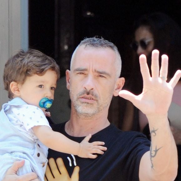 Exclusif - Eros Ramazotti avec sa femme Marica Pellegrinelli et leur fils Gabrio Tullio vont déjeuner au restaurant "Ribot" pour célébrer leur 2 ans de mariage. Milan, le 23 juin 2016.