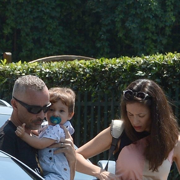 Exclusif - Eros Ramazotti avec sa femme Marica Pellegrinelli et leur fils Gabrio Tullio vont déjeuner au restaurant "Ribot" pour célébrer leur 2 ans de mariage. Milan, le 23 juin 2016.