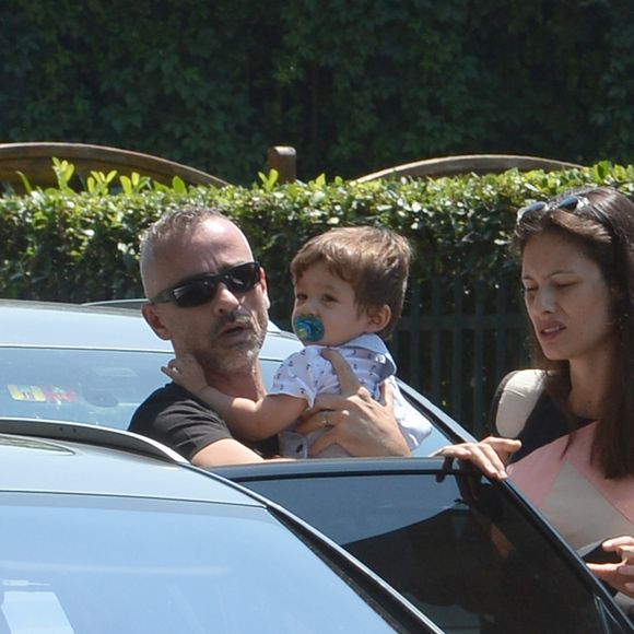 Exclusif - Eros Ramazotti avec sa femme Marica Pellegrinelli et leur fils Gabrio Tullio vont déjeuner au restaurant "Ribot" pour célébrer leur 2 ans de mariage. Milan, le 23 juin 2016.