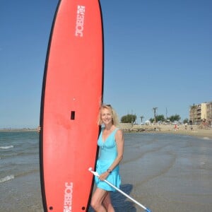 Exclusif - Alexandra Vandernoot pose sur un paddle lors d'un shooting dans le cadre du 13ème festival "Les Hérault du Cinéma et de la Télé" au Cap d'Agde, le 24 juin 2016.