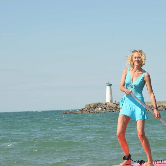Exclusif - Alexandra Vandernoot pose sur un paddle lors d'un shooting dans le cadre du 13ème festival "Les Hérault du Cinéma et de la Télé" au Cap d'Agde, le 24 juin 2016.