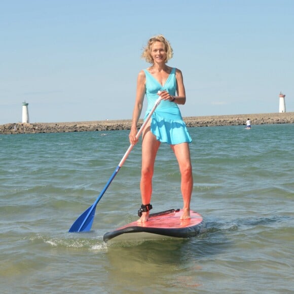 Exclusif - Alexandra Vandernoot pose sur un paddle lors d'un shooting dans le cadre du 13ème festival "Les Hérault du Cinéma et de la Télé" au Cap d'Agde, le 24 juin 2016.