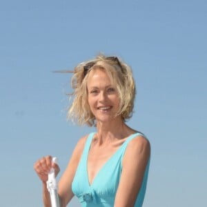 Exclusif - Alexandra Vandernoot pose sur un paddle lors d'un shooting dans le cadre du 13ème festival "Les Hérault du Cinéma et de la Télé" au Cap d'Agde, le 24 juin 2016.