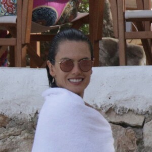 Le mannequin Alessandra Ambrosio en vacances à Ibiza avec son compagnon Jamie Mazur et leurs enfants Anja et Noah le 4 juillet 2016.