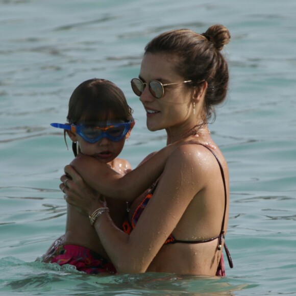 Le mannequin Alessandra Ambrosio en vacances à Ibiza avec son compagnon Jamie Mazur et leurs enfants Anja et Noah le 4 juillet 2016.