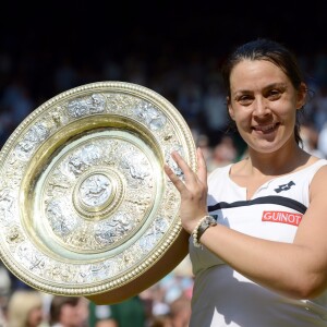 Marion Bartoli avec son trophée en finale de Wimbledon à Londres le 6 juillet 2013.