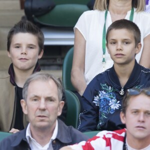 David Beckham et ses enfants Romeo et Cruz dans les tribunes du tournoi de Wimbledon le 6 juillet 2016.