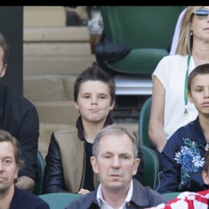 David Beckham et ses enfants Romeo et Cruz dans les tribunes du tournoi de Wimbledon le 6 juillet 2016.