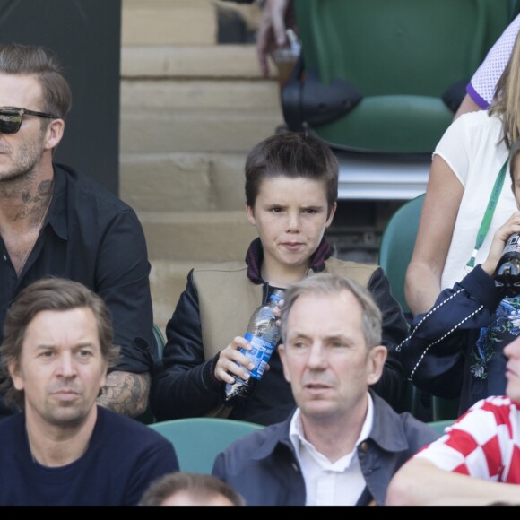 David Beckham et ses enfants Romeo et Cruz dans les tribunes du tournoi de Wimbledon le 6 juillet 2016.