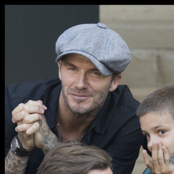 David Beckham et ses enfants Romeo et Cruz dans les tribunes du tournoi de Wimbledon le 6 juillet 2016.