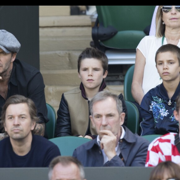 David Beckham et ses enfants Romeo et Cruz dans les tribunes du tournoi de Wimbledon le 6 juillet 2016.