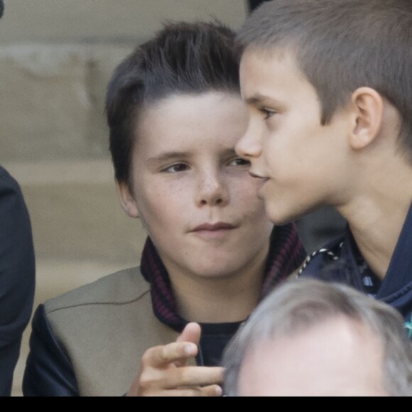 David Beckham et ses enfants Romeo et Cruz dans les tribunes du tournoi de Wimbledon le 6 juillet 2016.
