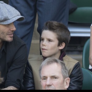 David Beckham et ses enfants Romeo et Cruz dans les tribunes du tournoi de Wimbledon le 6 juillet 2016.