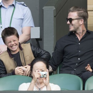 David Beckham et ses enfants Romeo et Cruz dans les tribunes du tournoi de Wimbledon le 6 juillet 2016.