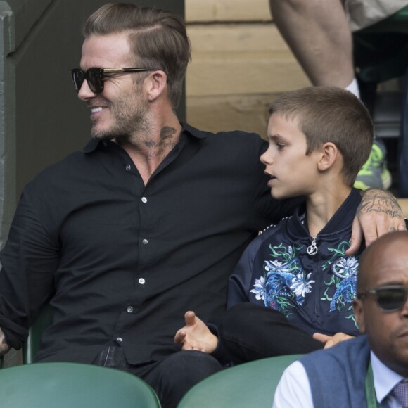 David Beckham et ses enfants Romeo et Cruz dans les tribunes du tournoi de Wimbledon le 6 juillet 2016.