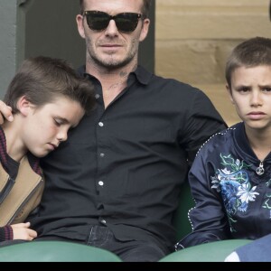 David Beckham et ses enfants Romeo et Cruz dans les tribunes du tournoi de Wimbledon le 6 juillet 2016.