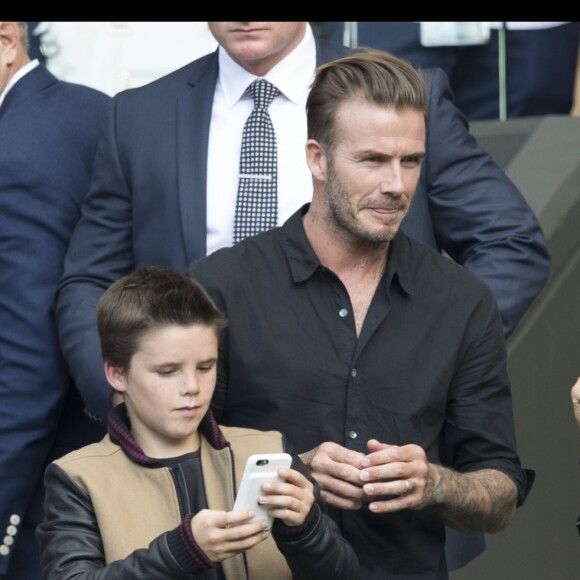 David Beckham et ses enfants Romeo et Cruz dans les tribunes du tournoi de Wimbledon le 6 juillet 2016.