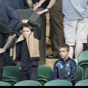 David Beckham et ses enfants Romeo et Cruz dans les tribunes du tournoi de Wimbledon le 6 juillet 2016.