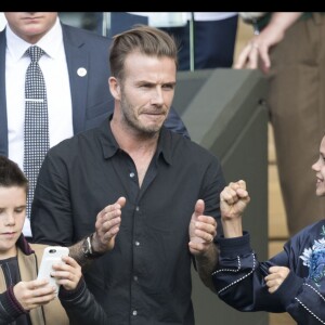 David Beckham et ses enfants Romeo et Cruz dans les tribunes du tournoi de Wimbledon le 6 juillet 2016.