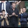 David Beckham et ses enfants Romeo et Cruz dans les tribunes du tournoi de Wimbledon le 6 juillet 2016.