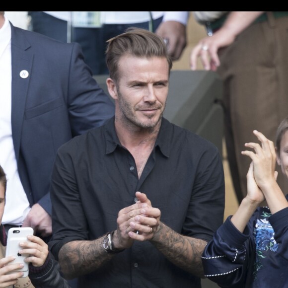 David Beckham et ses enfants Romeo et Cruz dans les tribunes du tournoi de Wimbledon le 6 juillet 2016.