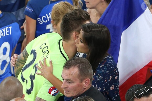 Exclusif - Benoît Costil à nouveau très proche de Malika Ménard à la fin du match de l'UEFA Euro 2016 Allemagne-France au stade Vélodrome à Marseille, France le 7 juillet 2016. © Cyril Moreau/Bestimage