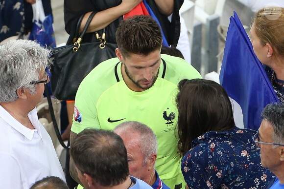 Exclusif - Benoît Costil à nouveau très proche de Malika Ménard à la fin du match de l'UEFA Euro 2016 Allemagne-France au stade Vélodrome à Marseille, France le 7 juillet 2016. © Cyril Moreau/Bestimage