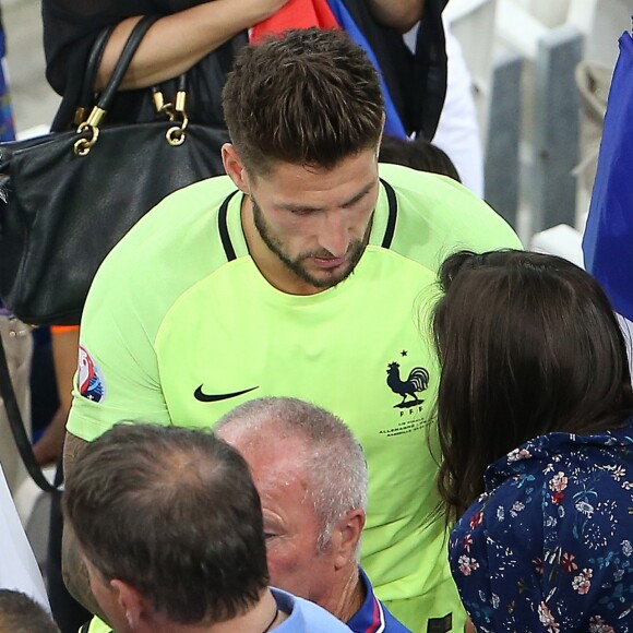 Exclusif - Benoît Costil à nouveau très proche de Malika Ménard à la fin du match de l'UEFA Euro 2016 Allemagne-France au stade Vélodrome à Marseille, France le 7 juillet 2016. © Cyril Moreau/Bestimage