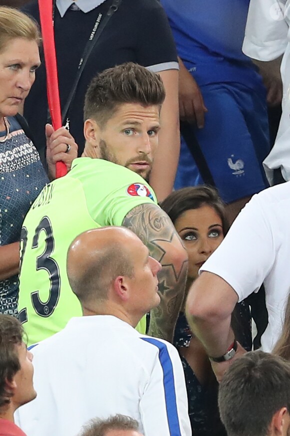 Exclusif - Benoît Costil à nouveau très proche de Malika Ménard à la fin du match de l'UEFA Euro 2016 Allemagne-France au stade Vélodrome à Marseille, France le 7 juillet 2016. © Cyril Moreau/Bestimage