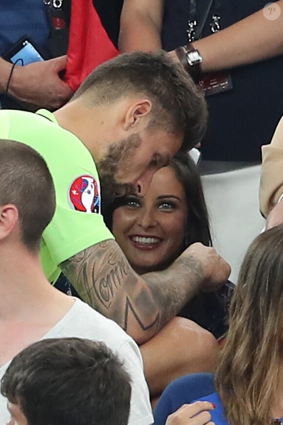 Exclusif - Benoît Costil à nouveau très proche de Malika Ménard à la fin du match de l'UEFA Euro 2016 Allemagne-France au stade Vélodrome à Marseille, France le 7 juillet 2016. © Cyril Moreau/Bestimage