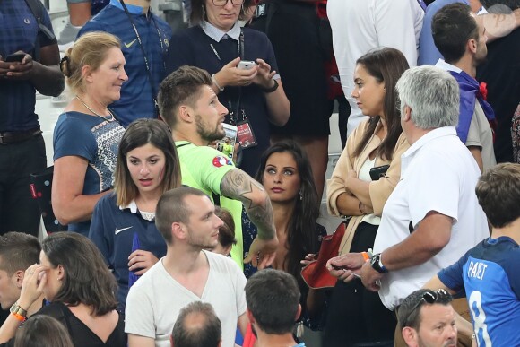 Exclusif - Benoît Costil à nouveau très proche de Malika Ménard à la fin du match de l'UEFA Euro 2016 Allemagne-France au stade Vélodrome à Marseille, France le 7 juillet 2016. © Cyril Moreau/Bestimage