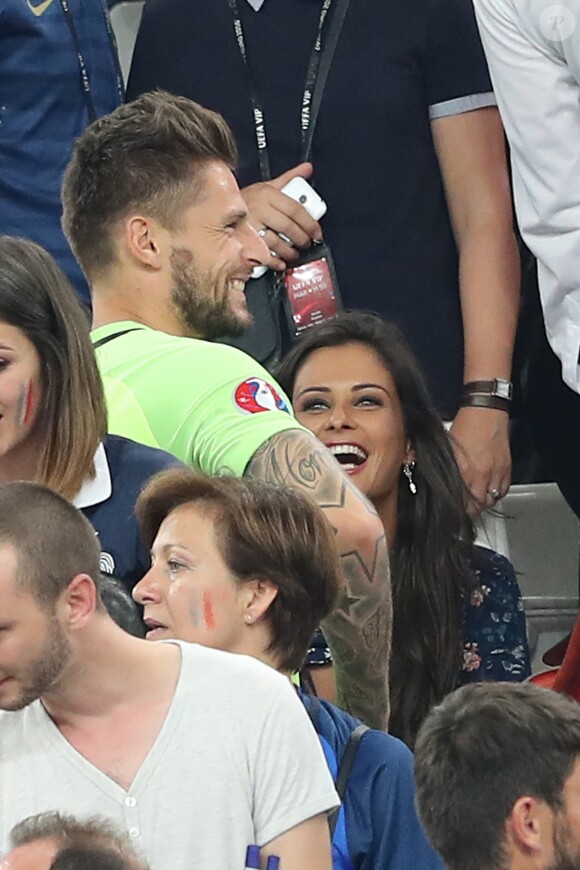 Exclusif - Benoît Costil à nouveau très proche de Malika Ménard à la fin du match de l'UEFA Euro 2016 Allemagne-France au stade Vélodrome à Marseille, France le 7 juillet 2016. © Cyril Moreau/Bestimage