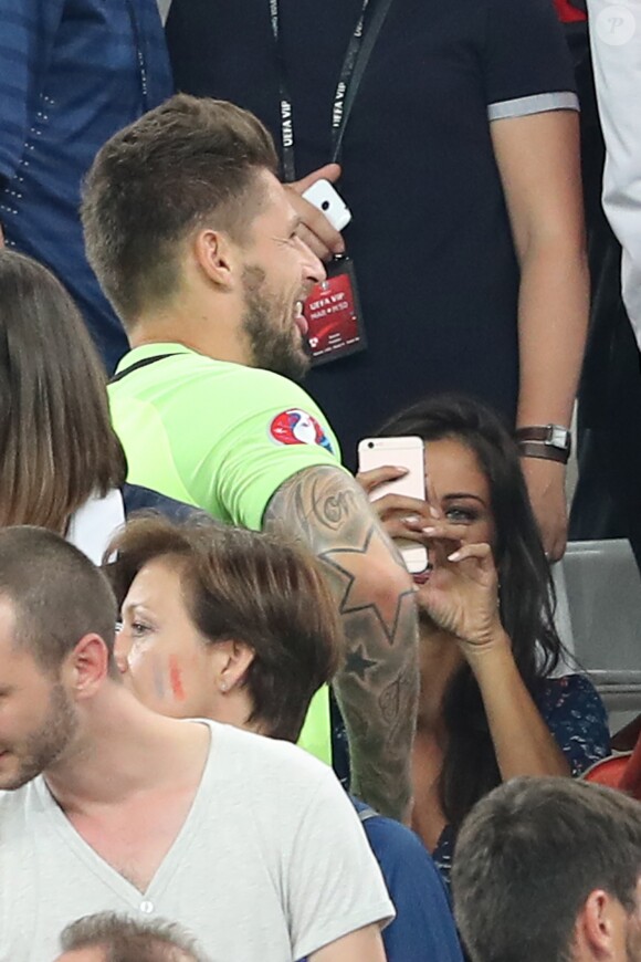 Exclusif - Benoît Costil à nouveau très proche de Malika Ménard à la fin du match de l'UEFA Euro 2016 Allemagne-France au stade Vélodrome à Marseille, France le 7 juillet 2016. © Cyril Moreau/Bestimage