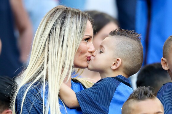 Ludivine Payet (la femme de Dimitri Payet) et son fils Milan lors du match de l'Euro 2016 Allemagne-France au stade Vélodrome à Marseille, France, le 7 juillet 2016. © Cyril Moreau/Bestimage  Wags during the UEFA Euro 2016 soccer match, Germany vs France at Velodrome stadium in Marseille, France on July 7th, 2016.07/07/2016 - Marseille