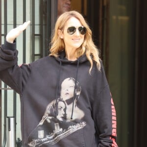 Céline Dion quitte son hôtel le Royal Monceau et et se rend à l'AccorHotels Arena pour y donner un concert à Paris le 8 juillet 2016. La diva de la pop rend hommage au film Titanic (1997) de James Cameron dans lequel elle a prêté sa voix avec la célébre chanson "My Heart Will Go On".