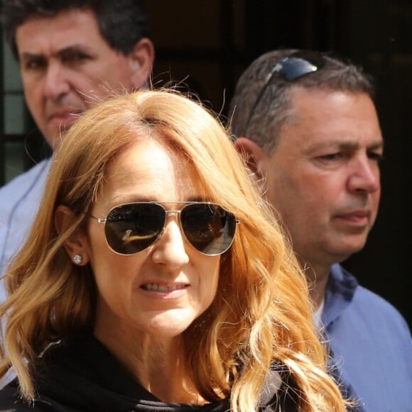 Céline Dion quitte son hôtel le Royal Monceau et et se rend à l'AccorHotels Arena pour y donner un concert à Paris le 8 juillet 2016. La diva de la pop rend hommage au film Titanic (1997) de James Cameron dans lequel elle a prêté sa voix avec la célébre chanson "My Heart Will Go On".