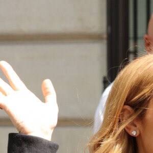 Céline Dion quitte son hôtel le Royal Monceau et et se rend à l'AccorHotels Arena pour y donner un concert à Paris le 8 juillet 2016. La diva de la pop rend hommage au film Titanic (1997) de James Cameron dans lequel elle a prêté sa voix avec la célébre chanson "My Heart Will Go On".