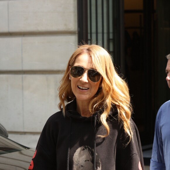 Céline Dion quitte son hôtel le Royal Monceau et et se rend à l'AccorHotels Arena pour y donner un concert à Paris le 8 juillet 2016. La diva de la pop rend hommage au film Titanic (1997) de James Cameron dans lequel elle a prêté sa voix avec la célébre chanson "My Heart Will Go On".