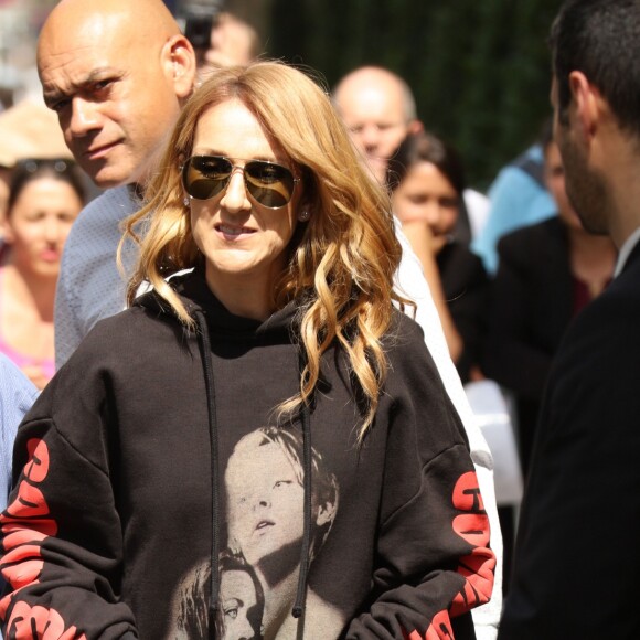 Céline Dion quitte son hôtel le Royal Monceau et et se rend à l'AccorHotels Arena pour y donner un concert à Paris le 8 juillet 2016. La diva de la pop rend hommage au film Titanic (1997) de James Cameron dans lequel elle a prêté sa voix avec la célébre chanson "My Heart Will Go On".