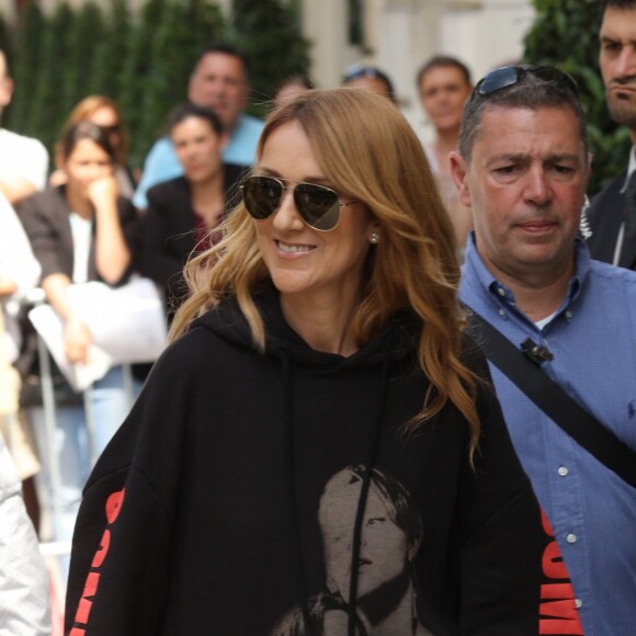 Céline Dion quitte son hôtel le Royal Monceau et et se rend à l'AccorHotels Arena pour y donner un concert à Paris le 8 juillet 2016. La diva de la pop rend hommage au film Titanic (1997) de James Cameron dans lequel elle a prêté sa voix avec la célébre chanson "My Heart Will Go On".